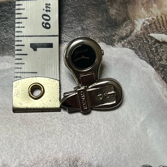 Gucci Silver pin or brooch with watch details. - Picture 8 of 10